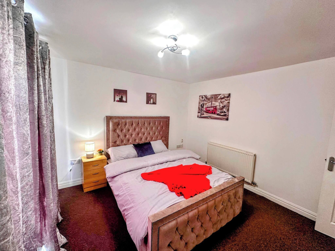 Room 3, Contractor-friendly 2BR Gem Wi-fi & Free Parking, Wigan