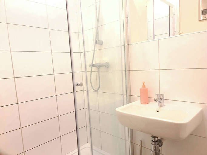 Bathroom 3, Contractor Friendly 2BR Weekly, Monthly Discount, Bradford