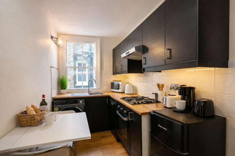 Interior 2, Charming 2-bedroom House in Vibrant Fulham, London, London