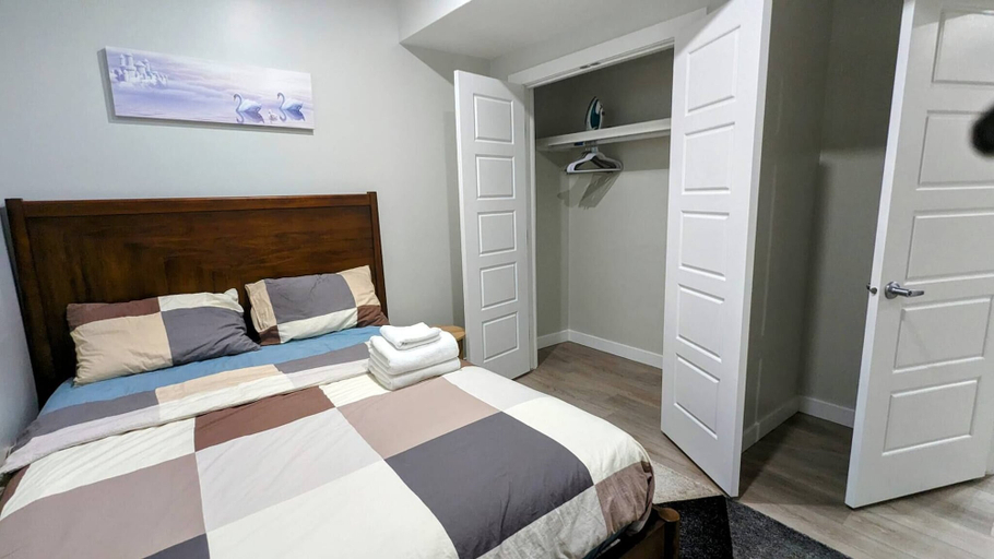Room 2, Elegant Private Suite in Edmonton North, Division No. 11