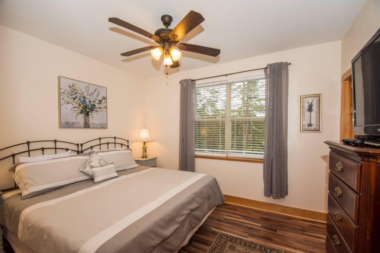 Room 2, Golf View Escape, Sevier