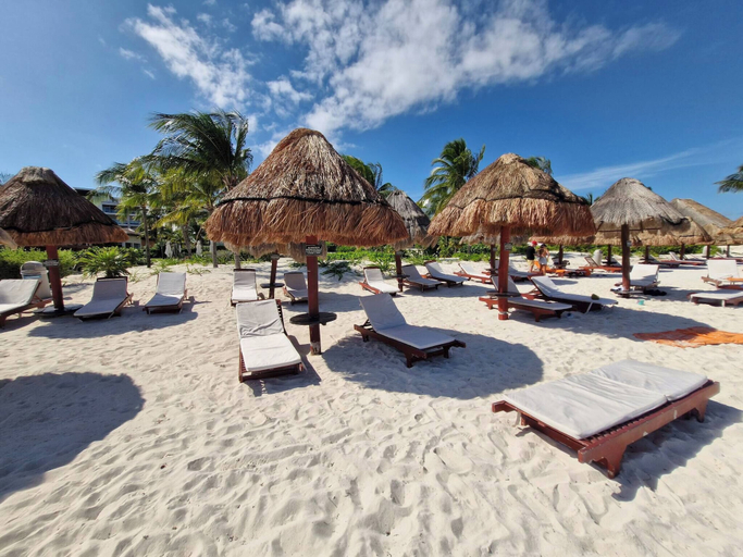 Property grounds 2, Beautiful PH in Front of the Marina, Isla Mujeres
