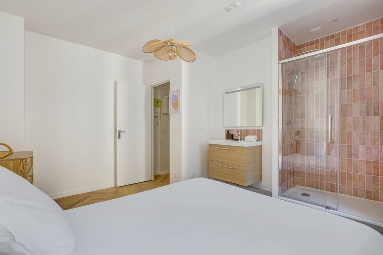 Bathroom 2, Modern Apartment - 1br/4p - 18 Arrd, Paris