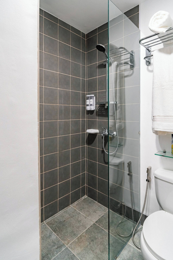Bathroom 3, Elegant Studio, Close to the Airport and big Malls, Davao City