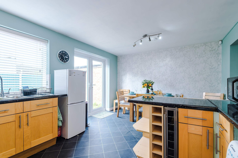 Room 3, Comfortable 4 Bed Home Perfect for Business Stays, Cheshire West and Chester