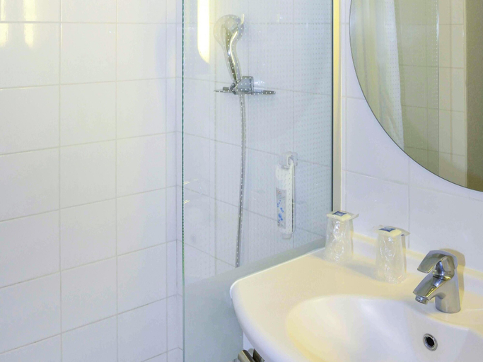 Bathroom 5, ibis budget Bordeaux le Lac, Gironde