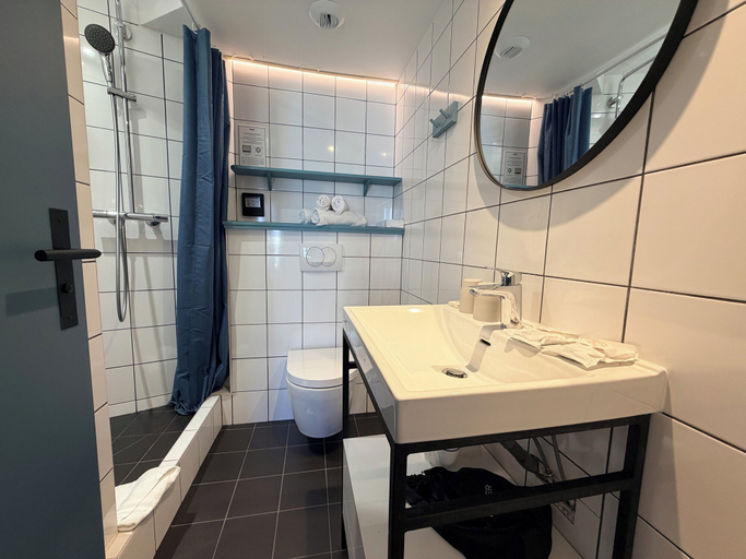 Bathroom 4, Hotel Berne Opera, Paris
