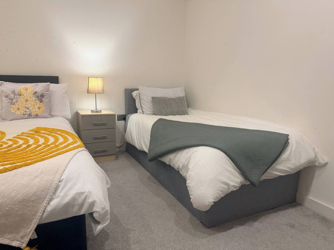 Room 4, Contractor Friendly 2BR Weekly, Monthly Discount, Bradford