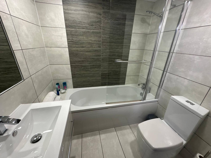 Bathroom 5, Elegant 1BR Gem Near NEC & Resorts World, Birmingham