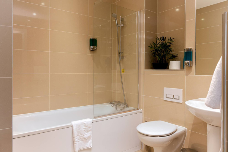 Bathroom, Skyvillion 1bed Enfield Flat W Balcony & Parking, London