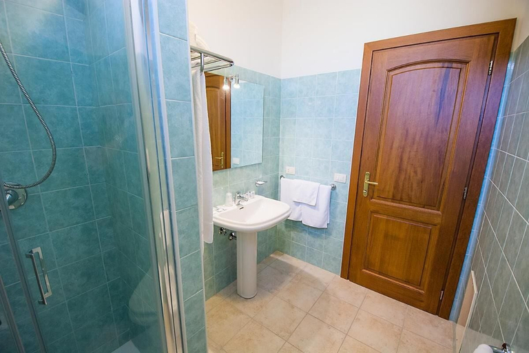 Bathroom shower 2, Relaxing Le Residenze del Maria Rosaria No2213, Nuoro