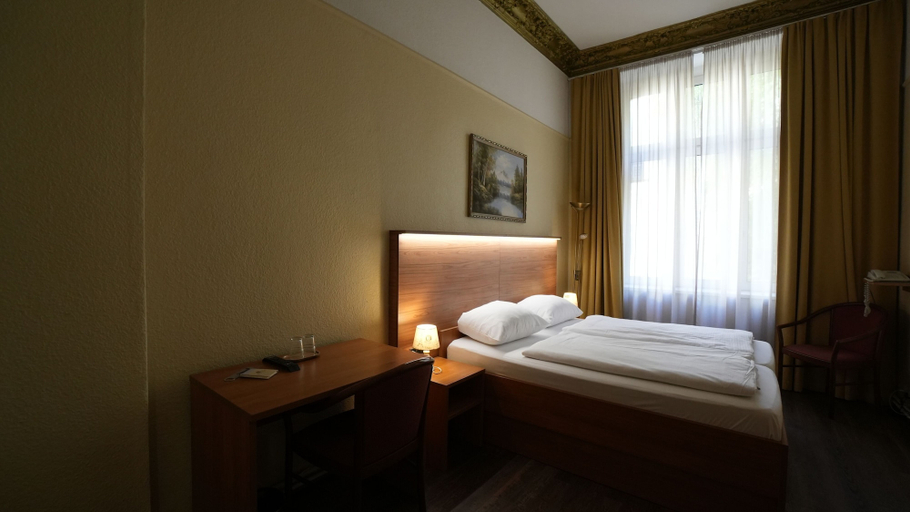 Bedroom 3, Hotel AI Königshof, Berlin
