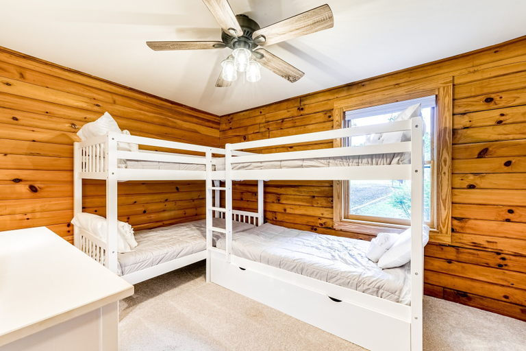 Room 2, Lakeside log Home With a Private Deck, Wifi, Firepit, Central AC, & Washer/dryer, Louisa