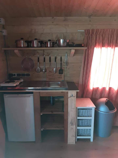 Private kitchen, Cabin Sleeps 4 With Hot Tub and Garden, Franekeradeel