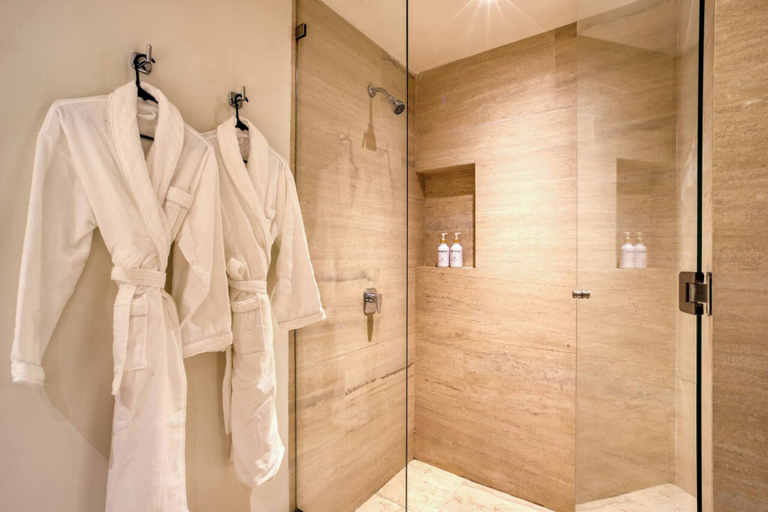 Bathroom 4, Group Apt #13 #16, no View, 3br, 12 pax, La Paz