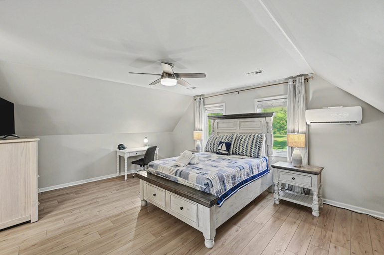 Room 4, Lakefront - Brand-new hot Tub, Dock, Kayaks, Sup, Game Room & Firepit, Spotsylvania