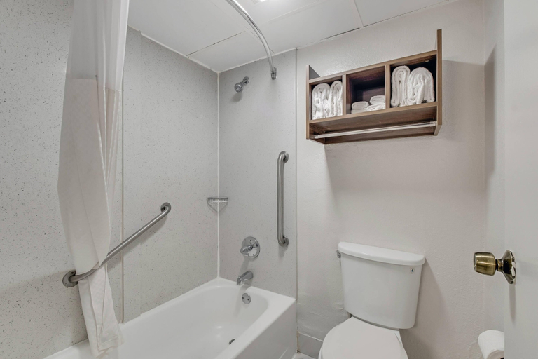 Bathroom 4, Quality Inn Dalton East, Whitfield