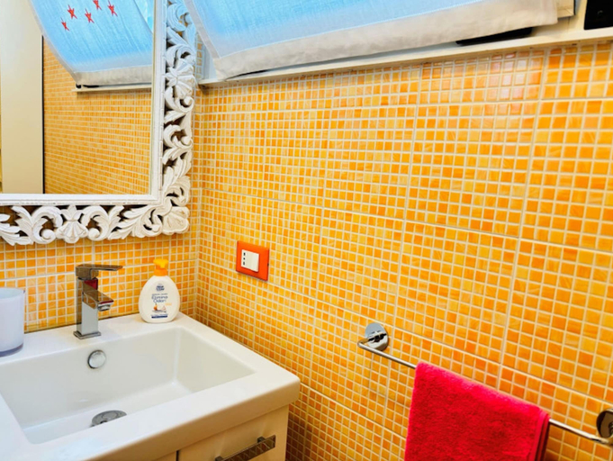 Bathroom 2, Bright Apartment With a Lovely Balcony, Venezia