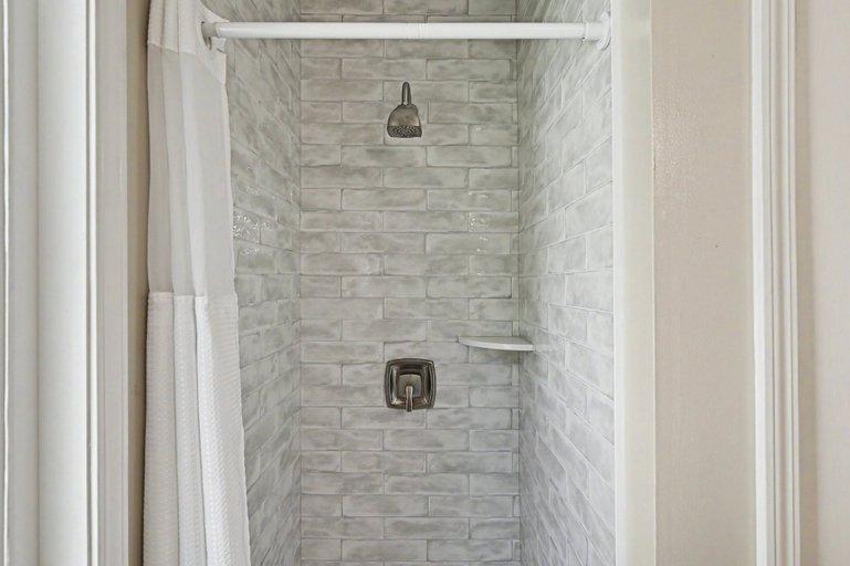 Bathroom 2, Lakefront - Brand-new hot Tub, Dock, Kayaks, Sup, Game Room & Firepit, Spotsylvania