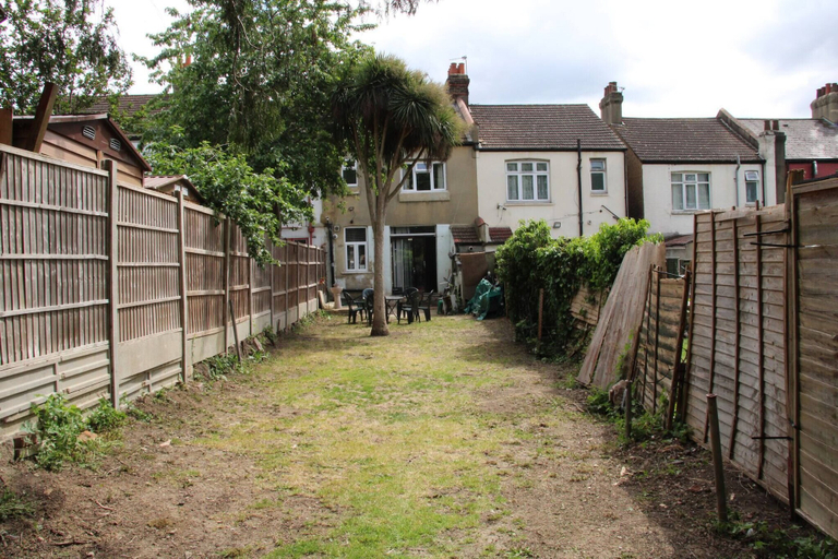 Property grounds 4, Spacious 4 bedroom house in London, London