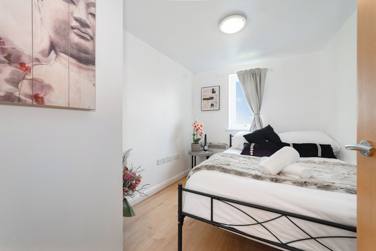 Room 2, Stylish 2 - Bed Manning Gardens, London