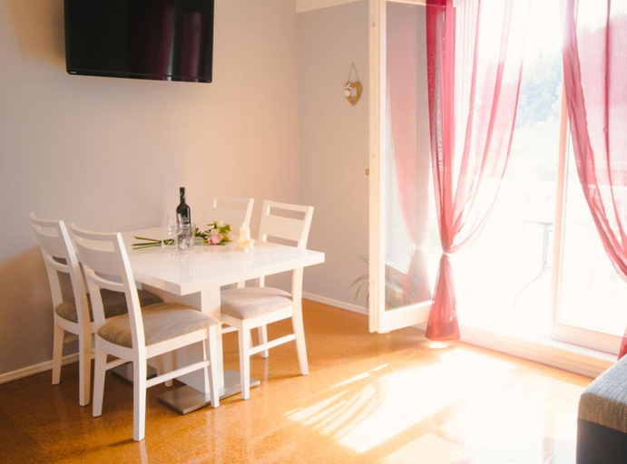 Dining room 4, Comfort Villa Šolo, Ploče