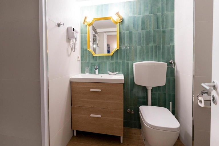 Bathroom 4, Marina Rooms, Napoli