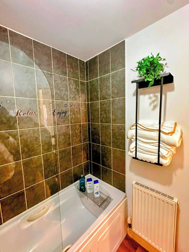 Bathroom 4, Contractor-friendly 2BR Gem Wi-fi & Free Parking, Wigan