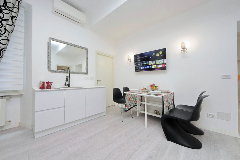 Dining 3, 2BR 2BA Historic Center, Metro - Comfort, Quiet, Rome