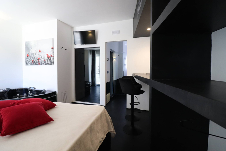 Room 5, Black&white Otranto Suite, Lecce