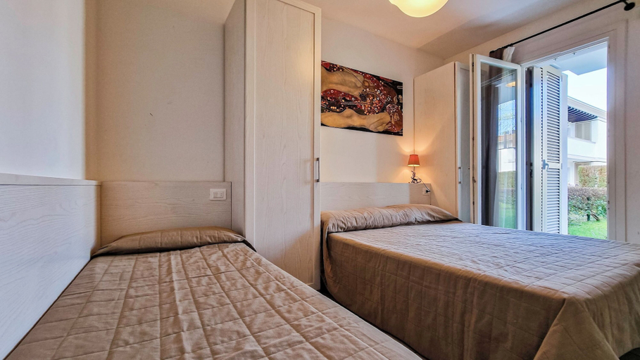 Bedroom 2, Lovely Apartment With Solarium and Swimming Pool, Venezia
