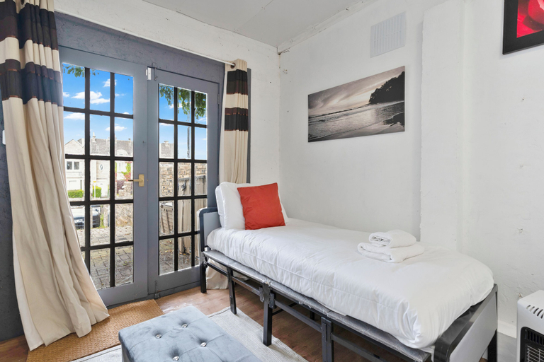 Room 5, Room-bed AND Breakfast Free Prosecco CH, Edinburgh