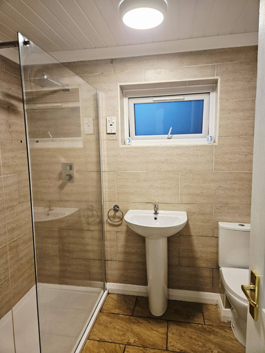 Bathroom 5, Egremont 2-br Flat With Free Parking & Wi-fi, Cumbria