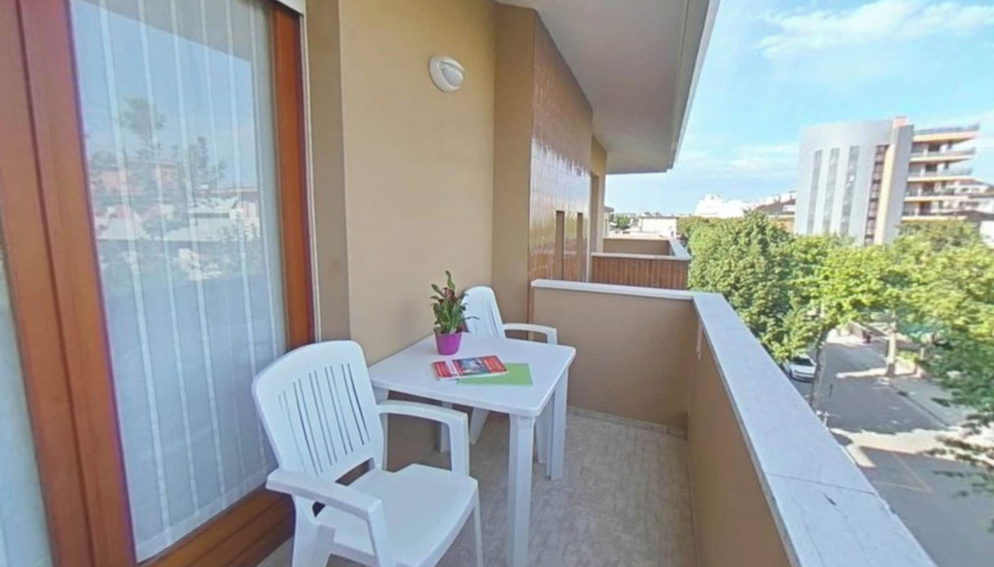 Balcony 2, Bright and Practical Retreat in a Prime Quiet Area, Udine