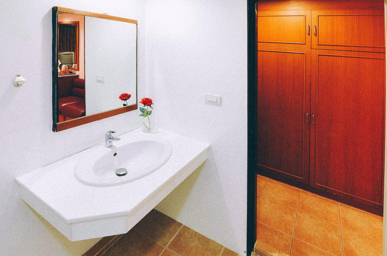 Bathroom 4, Atlas Bangkok Hotel, Wattana