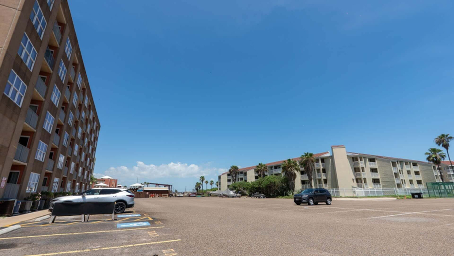 Exterior & Views 2, EZ Beach Access - Great Family Condo - Spacex View, Cameron