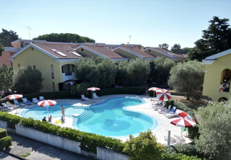 Pool 2, Three-storey apartment with shared pool and patio, Venezia