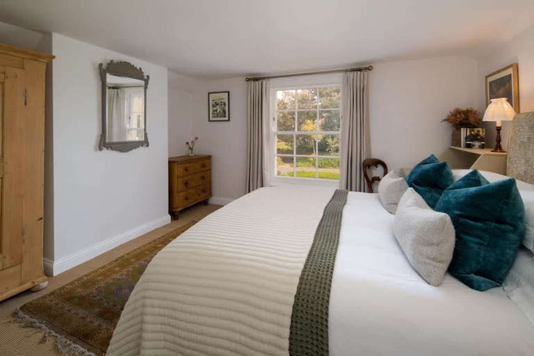 Room 4, Lily Cottage Charming Gurnard Retreat by the Sea, Isle of Wight