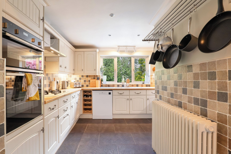 Private kitchen 5, Spacious 4BR - Private driveway & Garden, South Lanarkshire
