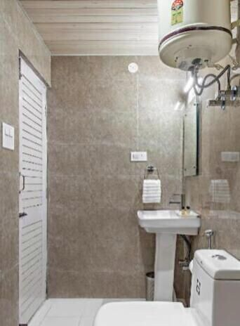 Bathroom, The Wood Inn, Shimla