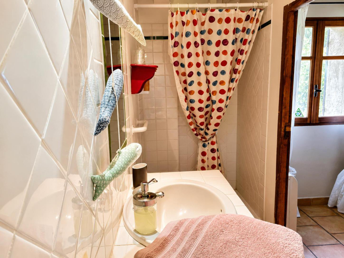 Bathroom 3, Aux berges du pont du gard, Gard
