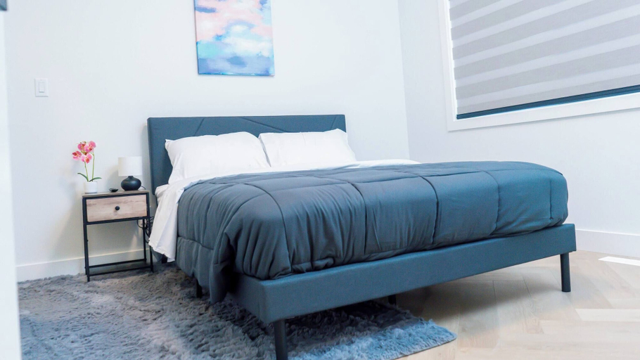 Room 4, Serene 3 Bedroom Home Near YEG With Pool Table, Division No. 11