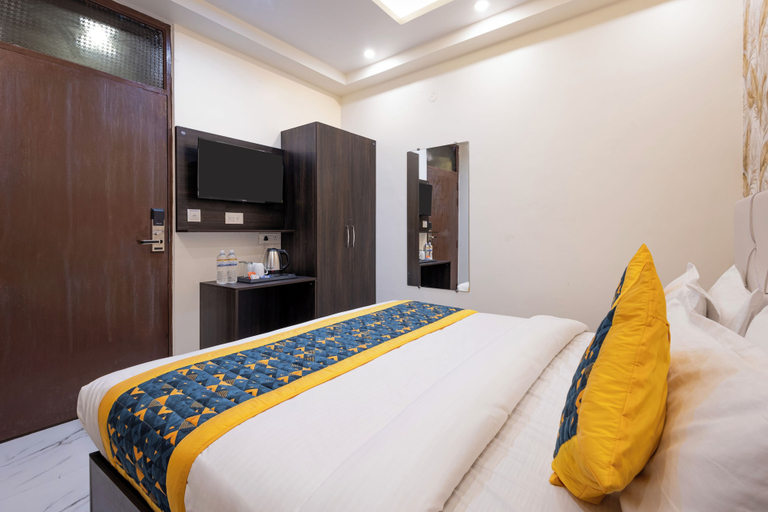 Room 5, Rv Grand Varanasi, Varanasi