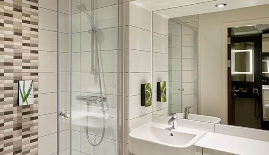 Bathroom 2, Wirral Park Hotel, Wirral