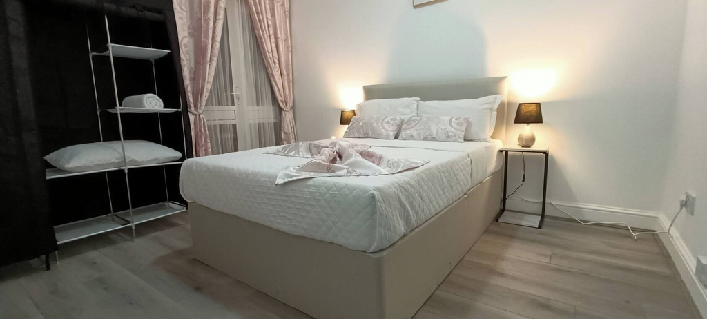 Room 2, Modern & Stylish Retreat 15 Mins to Central London, London