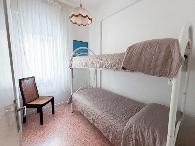 Room 2, Spacious Seafront Stay in Jesolo, Venezia