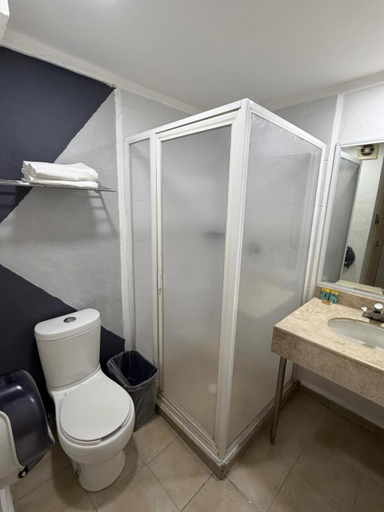 Bathroom 4, Hotel Nueva Zelanda, León