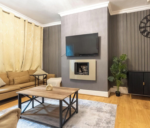 Living room 3, Modern Townhouse-free Parking-game Room-w-ifi, Manchester