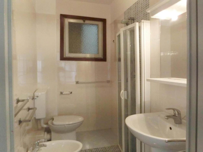 Bathroom, Prime Beachside Apartment, Udine