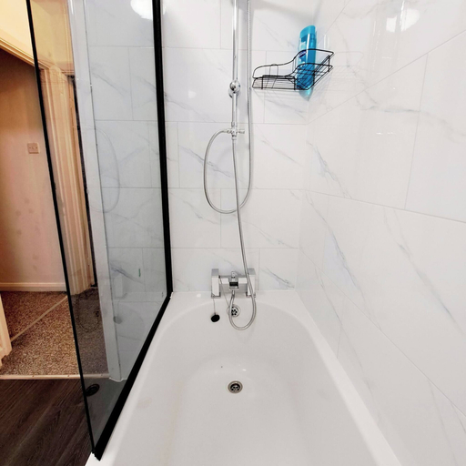 Bathroom 5, Cozy 2BR Home Pets Welcome Free Parking & Wifi, Leeds